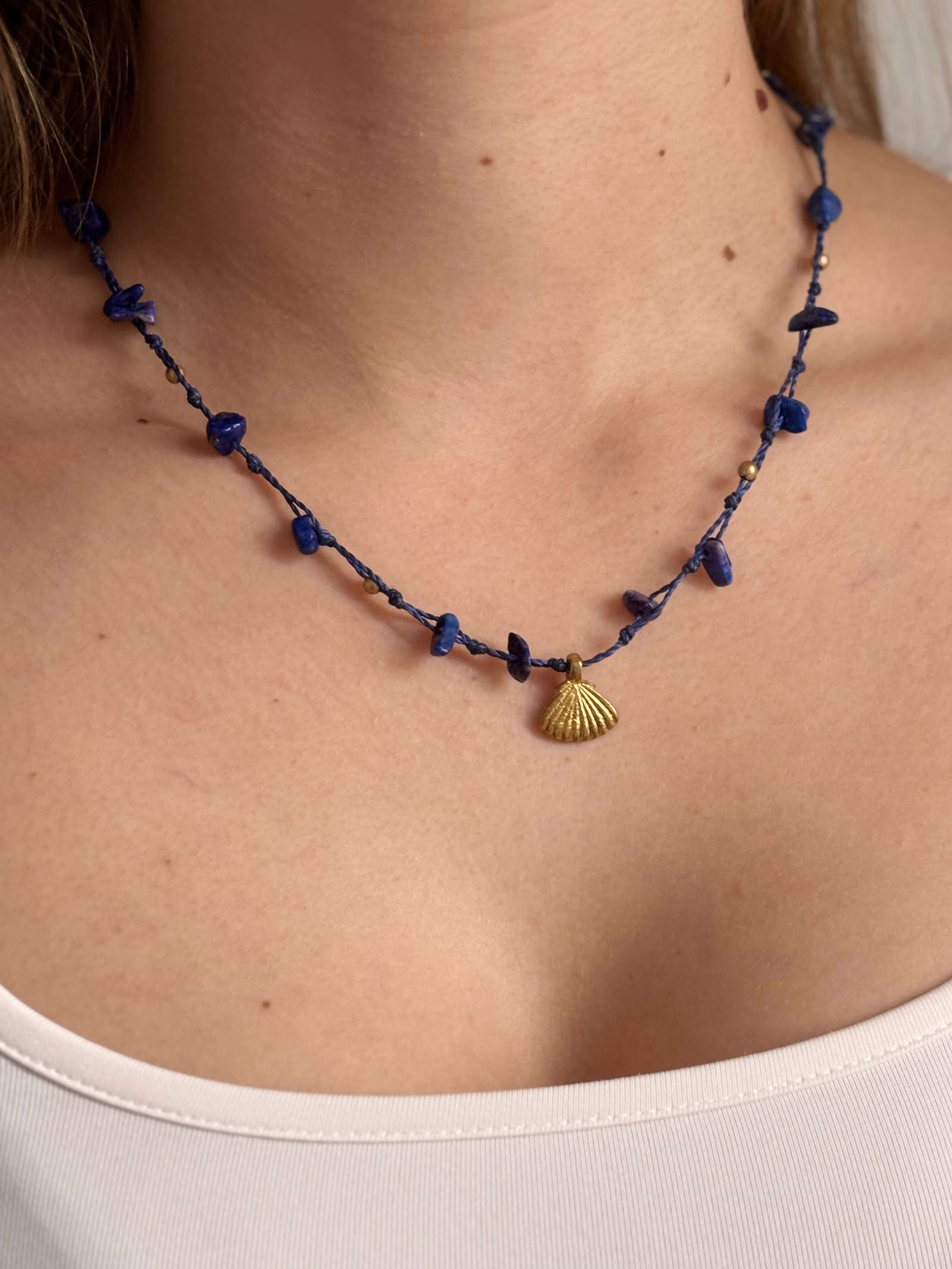 Makramee Kette Eugenie mit Lapislazuli am Hals getragen