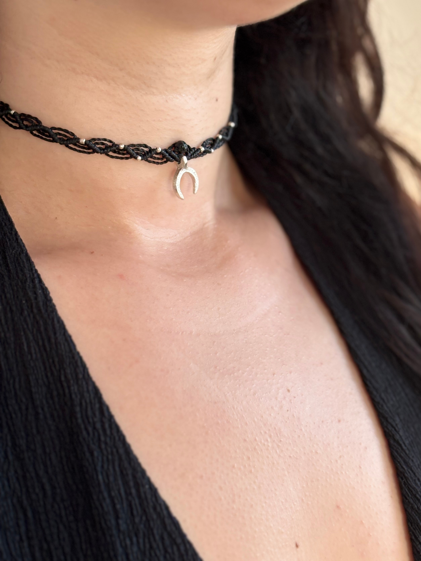 Makramee Kette Katherine mit Lava am Hals getragen