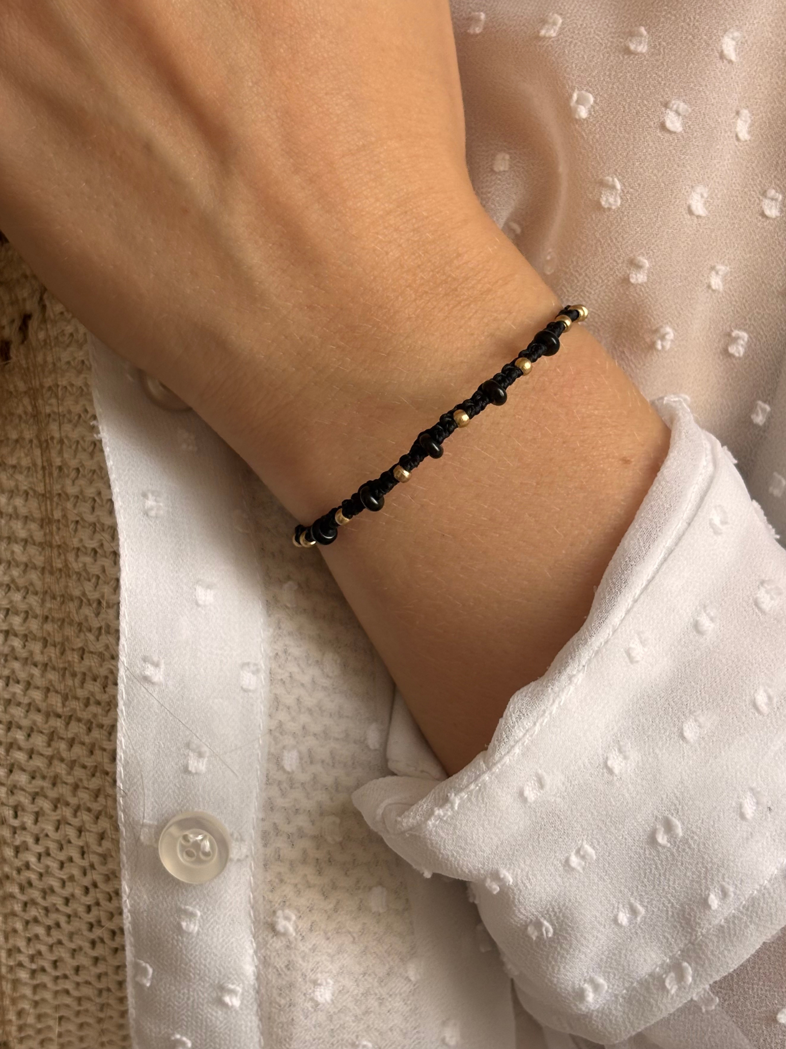 Makramee Armband Mary mit Obsidian am Handgelenk getragen