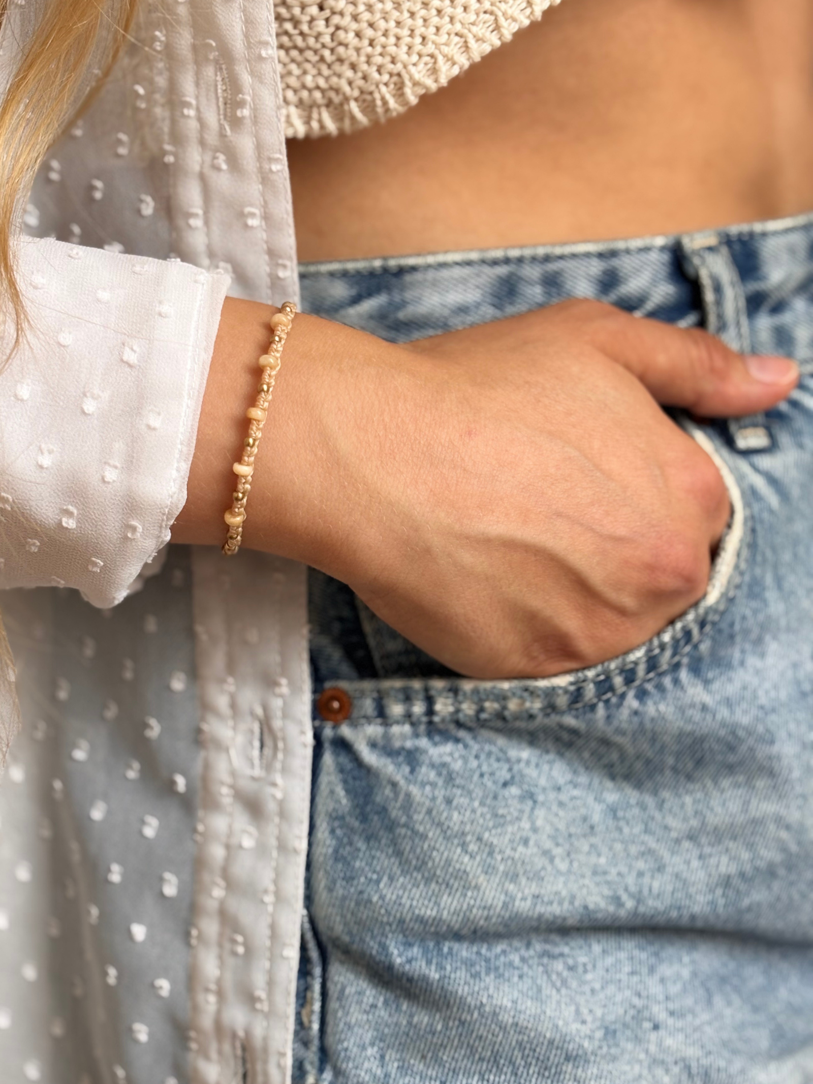 Makramee Armband Mary mit Sonnenstein am Handgelenk getragen