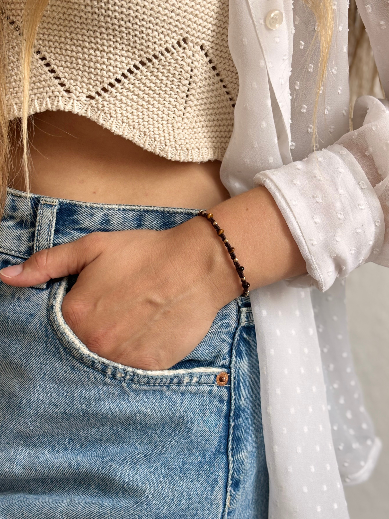 Makramee Armband Mary mit Tigerauge am Handgelenk getragen